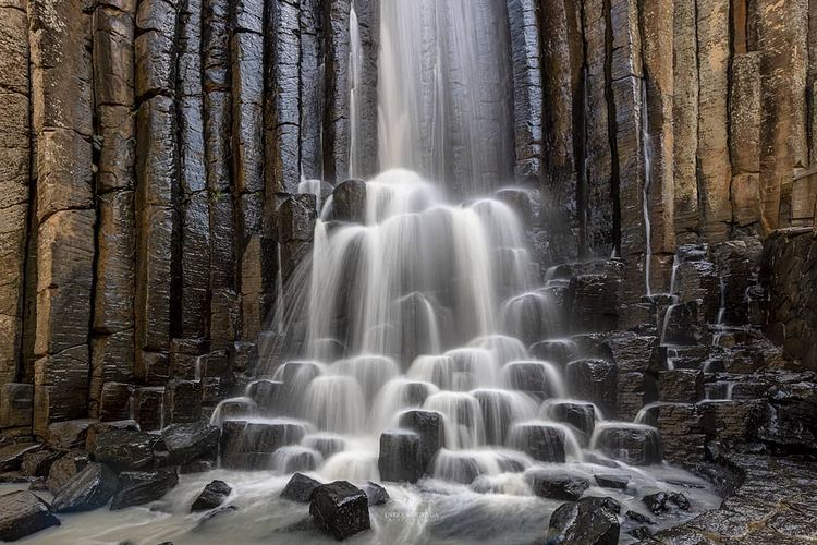 Caída de agua en formación de prismas basálticos