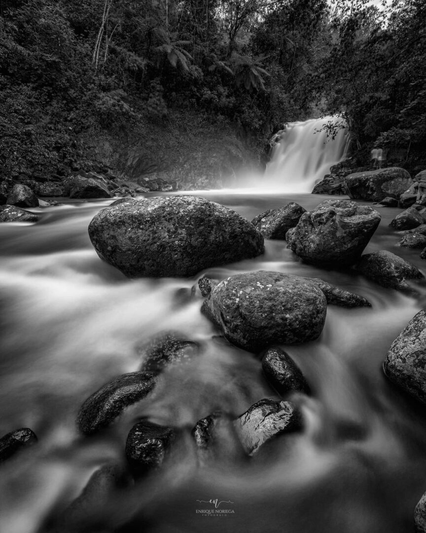 Foto de cascada en blanco y negro con efecto seda